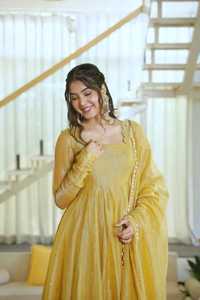 Costume Anarkali traditionnel jaune en soie gaufrée pour femme, séchage rapide, protection solaire, infroissable, coupe régulière - Product Image 2