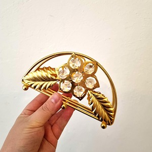 Porte-serviettes en métal doré à motif floral avec détails en cristal, idéal pour les réunions de famille, l'accueil des invités et les cadeaux élégants - Product Image 1