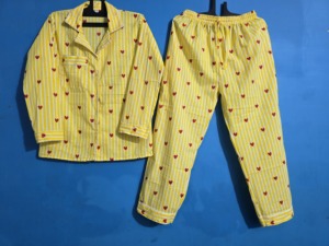 Ensemble de pyjama pour femmes, imprimé cœur jaune, rayé, 100% coton biologique respirant, chemise à boutons et pantalon à taille élastique, vêtements de nuit uniquement - Product Image 2