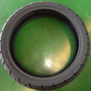 ยางรถจักรยานยนต์สีดำคุณภาพสูง ผลิตในเวียดนาม ทำจากยางธรรมชาติผสมไนลอน ยี่ห้อ KUMA รุ่น K303 4PR/6PR/8PR ระยะการใช้งาน 20,000 กม. 12 นิ้ว - Product Image 2