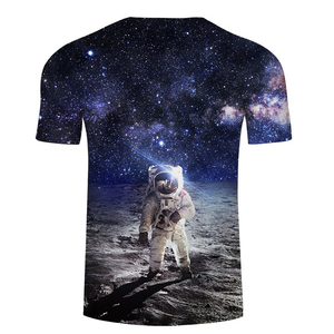 Camiseta con estampado de astronauta en la luna para hombre, manga corta, cuello redondo, informal, corte regular, poliéster transpirable de punto - Product Image 1