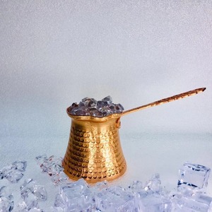 Cafetière Cezve traditionnelle avec poignée en bois et corps en métal gravé - Product Image 5