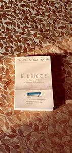 Silence By Penguin, libro en inglés con tapa blanda, libro sobre la conciencia del paz interior y la vida consciente - Product Image 4
