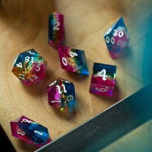 Jeu de dés en résine multicolores, polyédriques, numérotés, faits à la main, personnalisés, pour jeux de société - Product Image 1