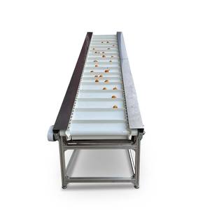 Convoyeur à bande PU de qualité alimentaire incliné en usine avec rabats de jupe et planches transversales Vitesse réglable de haute qualité - Product Image 3