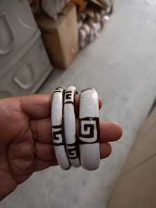 Brazalete de Resina con Patrón Geométrico Griego Blanco y Marrón, Brazalete Redondo Liso con Estampado para Mujer, Joyería de Moda - Product Image 1