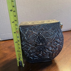 กระเป๋าคลัทช์โลหะสไตล์โบราณ God Grace Craft ลายนูนดอกไม้ กระเป๋าถือวินเทจสำหรับงานกลางคืน งานแต่งงาน งานปาร์ตี้ ตกแต่งด้วยมือ - Product Image 3