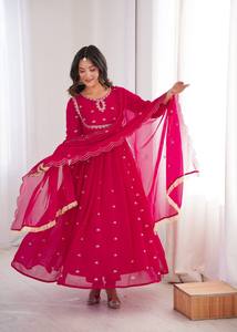 Presentamos un nuevo conjunto de fiesta de diseñador con top, pantalón y dupatta con bordados elaborados. - Product Image 3