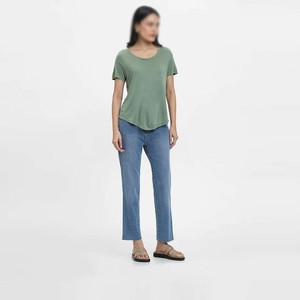 เสื้อยืดผู้หญิงคุณภาพพรีเมียม OEM ราคาประหยัด สวมใส่สบาย ขายดี ผลิตจากโพลีเอสเตอร์ 100% แห้งเร็ว น้ำหนักเบา ใส่สบาย - Product Image 3