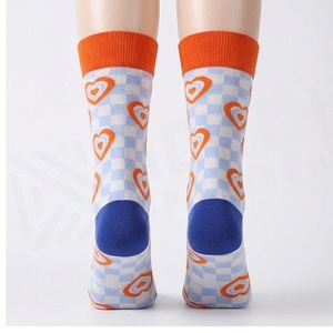 Chaussettes ras du cou bleues et blanches à carreaux avec motif cœurs orange, respirantes, en Spandex et Polyester, pour adulte, décontractées, saison printemps - Product Image 2