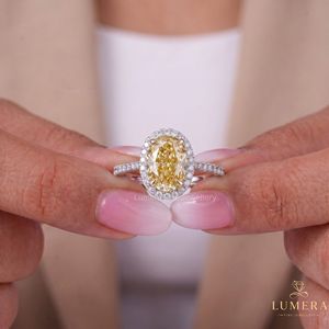 Anillo de Diamante Amarillo Cultivado en Laboratorio Good Century, Corte Ovalado, Diseño Halo, Banda Pavé, Joyería Fina Nupcial, Hecho a Medida, Estilo Vintage - Product Image 1