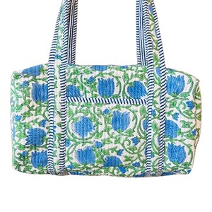 Sac de voyage matelassé de luxe artisanal, écologique, à imprimé floral bleu, grande capacité, style décontracté, en textile - Product Image 4