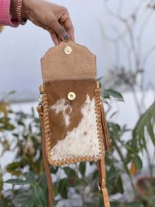 กระเป๋าหนังสลิงลายแกะสลักด้วยมือประดับด้วยหินเทอร์ควอยซ์ ขนาดเล็ก ใส่โทรศัพท์ได้  กระเป๋าถือหนังขนสัตว์  กระเป๋าคล้องมือ - Product Image 2