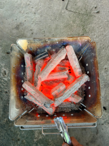 Briquettes de charbon de bois de sciure de bois pour barbecue, faible teneur en cendres, valeur calorifique de 7500 kcal, pour restaurants de steaks haut de gamme, à haute émission de chaleur - Product Image 5