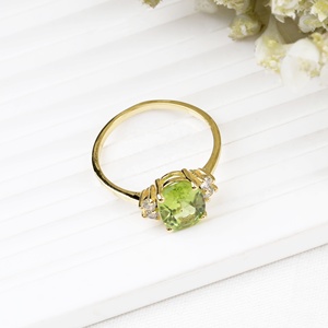 แหวนเงินแท้ 925 ชุบทองคำขาวประดับเพอริดอตทรงรีธรรมชาติและเพชร CZ จาก Memoria Jewels ขายส่ง - Product Image 4