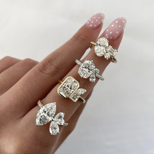 Bague en diamant taille ovale 2,00 carats avec pierres latérales émeraude et rondes en or jaune, certifiée IGI, pour fiançailles féminines - Product Image 2