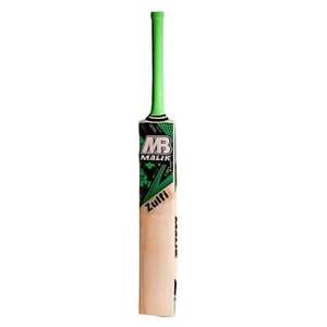 Batte de cricket en bois durable MB Malik Zulfi Edition, sticker vert, en saule anglais, avec housse de protection et grip supplémentaire anti-usure - Product Image 3