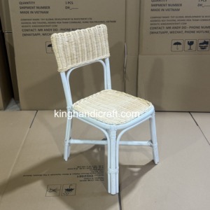 Chaise pour enfants en rotin tressé moderne faite à la main, sécurisée pour événements extérieurs, locations d'hôtels, mariages, fêtes d'anniversaire - Vente en gros pour la photographie - Product Image 6