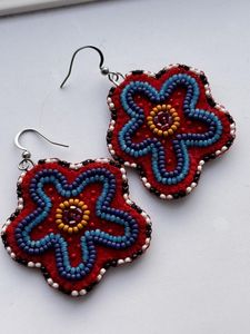 Pendientes Elegantes Hechos a Mano con Bordado y Cuentas que Combinan la Artesanía Tradicional con las Tendencias de Moda Modernas - Product Image 6