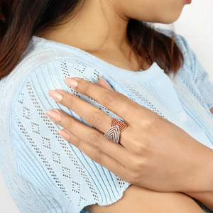 Bague Statement Chevron Superposée en Diamant Or Rose - Product Image 5