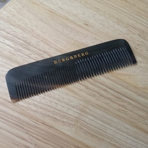 Elegante Peine de Cuerno de Búfalo para el Cuidado del Cabello y la Barba, Hecho a Mano, con Diseño Antiestático y Acabado Suave - Product Image 2