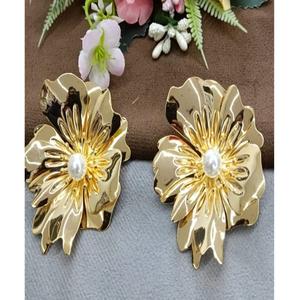 Boucles d'oreilles clous en laiton plaqué or de qualité supérieure avec zircon, collection pour femmes et jeunes filles, idéales pour les soirées et les fêtes - Product Image 2