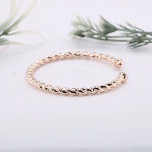 Bracelet manchette torsadé en or rose avec diamants de laboratoire taille brillant et embouts décoratifs – Bijou raffiné, idéal pour un cadeau - Product Image 5