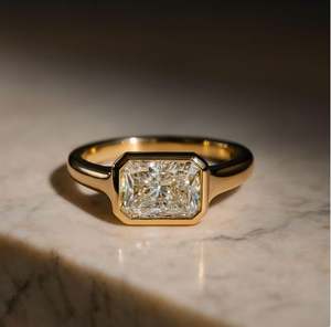 Anillo de compromiso de lujo con moissanita de corte radiante de 3 quilates engastada en bisel, chapado en oro sobre plata 925, banda ancha y gruesa, solitario de aniversario - Product Image 1