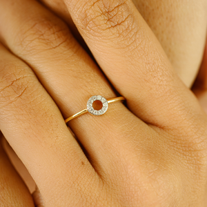 Anillo Delicado Minimalista de Oro Amarillo Real K14 con Diamante Redondo de Corte Brillante y Halo Abierto, Regalo de Graduación, Joyería - Product Image 2