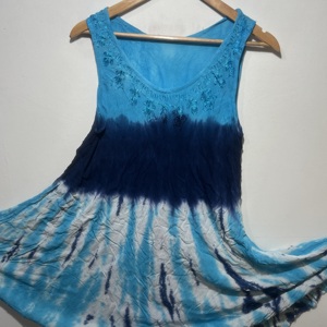 เสื้อทูนิคโบโฮสีน้ำเงินลายมัดย้อมแบบไม่มีแขน คอทรงโอ สำหรับผู้หญิงที่สง่างาม |   ชุดเดรสลำลองทรงหลวมสำหรับฤดูร้อน - Product Image 2