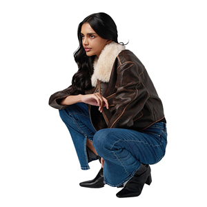 Blouson Bomber en Cuir Véritable pour Femme, Coupe Classique Ajustée, Fermeture Éclair Noire, Logo Brodé Personnalisé, Prix Usine, Vente en Gros - Product Image 2