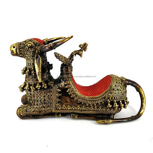 Porte-bougie indien hindou sacré en laiton pur représentant la déesse Nandi, vache avec trône et paon, art multicolore, 6 pouces - Product Image 1