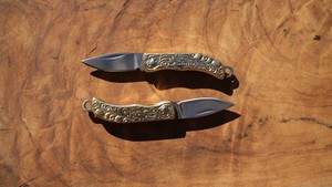 Navaja Plegable Multiusos con Hoja de Acero de Punta Caída, Mango de Madera Tallada, Apertura con Perilla para el Pulgar, para Exteriores, con Punta Afilada de 0.5mm - Product Image 6
