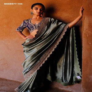 ชุดส่าหรี-เสื้อปาร์ตี้สไตล์อินเดียแบบดั้งเดิม สีทองเงา ประดับด้วยงานปัก งานเชือก และงานเลื่อม พร้อมเสื้อคลุม  จำหน่ายโดยผู้ผลิตชาวอินเดีย - Product Image 1