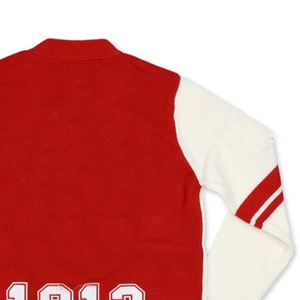 Cardigan en tricot pour femme, couleur crème et rouge, col en V, manches longues, style preppy, design patch 1913, 100% acrylique, tricot plat, fermeture boutonnée - Product Image 6
