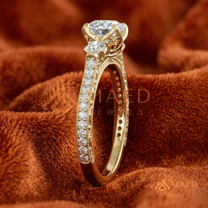 แหวนหมั้นทองคำ 14K/18K ทรงกลมประดับเพชรสามเม็ด พร้อมลายมิลเกรนและเพชรพาเว่ |   แหวนแต่งงานวินเทจสุดหรู - Product Image 2