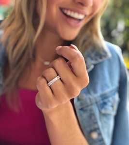 Bague de mariage et d'anniversaire empilable en or massif 18 carats avec diamant de laboratoire de 2 carats taille émeraude demi-éternité - Product Image 2