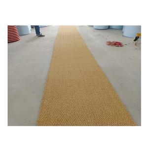 Exportation de rouleaux de tapis en fibre de coco naturelle de qualité supérieure avec revêtement en PVC motif à chevrons pour couloirs résidentiels - Product Image 1