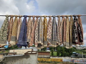 Sarong de luxe imprimé à la main avec des détails en Zari pour les vacances à la plage et les tenues de resort, sarong léger imprimé à la main de style bohème pour les vacances d'été - Product Image 3