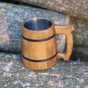 Mug en bois artisanal Viking, 20 oz (0,6 L), mug à bière en bois sculpté, idées de cadeaux de bière génériques pour hommes, brun classique, isolé - Product Image 1
