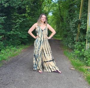 Combinaison en coton tie-dye pour femme, col à bretelles, style bohème moderne, coupe ample, jambe large, tenue décontractée élégante - Product Image 2