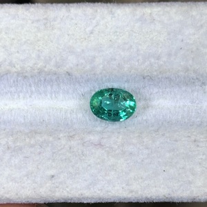 Piedra Preciosa de Esmeralda Zambiana Natural de 0.85 Quilates, Corte Ovalado Verde Intenso, Facetada, Suelta, para Joyería - Product Image 1