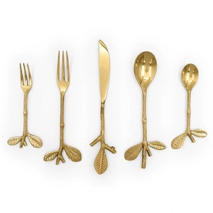 Les couverts en laiton aux tons dorés chauds et élégants ajoutent une touche luxueuse et royale à votre table à manger. - Product Image 1