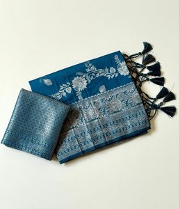 Sari en crêpe de Khaddi pur, tissage jacquard, teint à la main, couleur unie, motif Jaal riche, bordure et pallu en Zari lourd, avec chemisier - Product Image 1