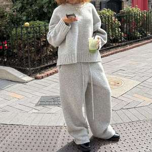 Suéter Unisex de Alta Calidad para Mujer, Cuello Redondo, Sudadera con Capucha, Conjunto Deportivo de 2 Piezas, Resistente al Viento y Transpirable - Product Image 3