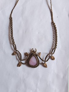 Collier ras du cou en macramé fait main avec pierre précieuse de quartz rose, motif feuille en forme de larme tissé, style tribal, fournisseur en gros - Product Image 1