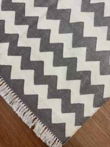 Tapis de sol en coton Dhurrie fait main et durable, tapis tissé doux pour la décoration du salon - Product Image 4