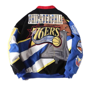 Chaqueta Varsity de los Philadelphia 76ers para Hombre, Diseño Bordado en la Parte Delantera, Azul, Negro y Blanco, Corte Regular, Cuello Redondo, Botones Cubiertos, Impermeable - Product Image 2