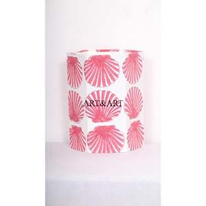 Méthodes créatives pour réutiliser les boîtes en carton pour la fabrication de poubelles avec des motifs floraux faits à la main et du tissu en coton. - Product Image 1