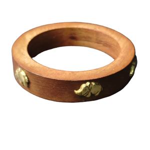 กำไลไม้แกะสลักสไตล์วินเทจพร้อมจี้ช้างทองเหลืองชุบทอง - เครื่องประดับที่ได้แรงบันดาลใจจากซาฟารีแอฟริกัน - แบบดั้งเดิม - Product Image 1